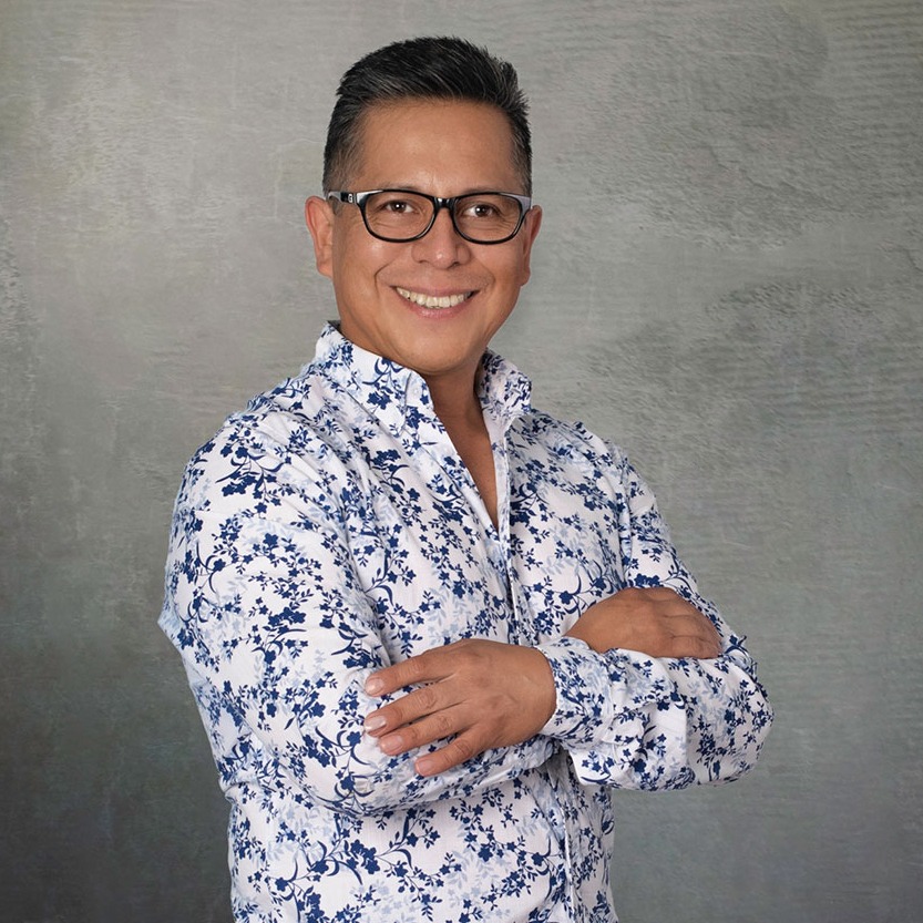 Dr. José González, retrato profesional con camisa estampada