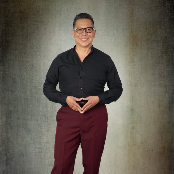 Dr. José González de pie, retrato de cuerpo completo
